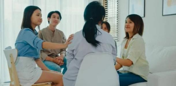 كلمة بدافع الفضول ممكن تجرح.. كيف تتعامل مع شخص يعانى اضطرابا نفسيا؟