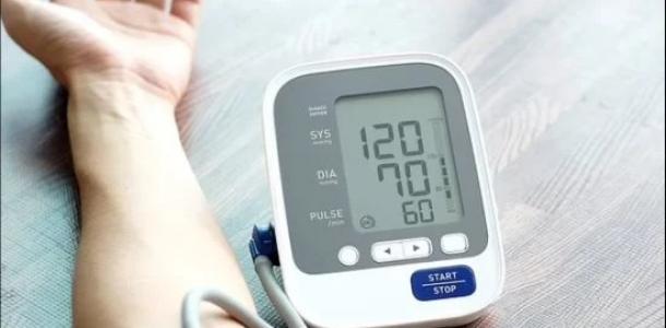 أخطاء تعطى قراءات خاطئة لقياس الضغط.. نصائح لأرقام صحيحة