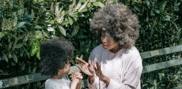 طفلك بيحكى أحداث يومه من خياله؟.. علامات تساعدك تفرقى بين الخيال والحقيقة